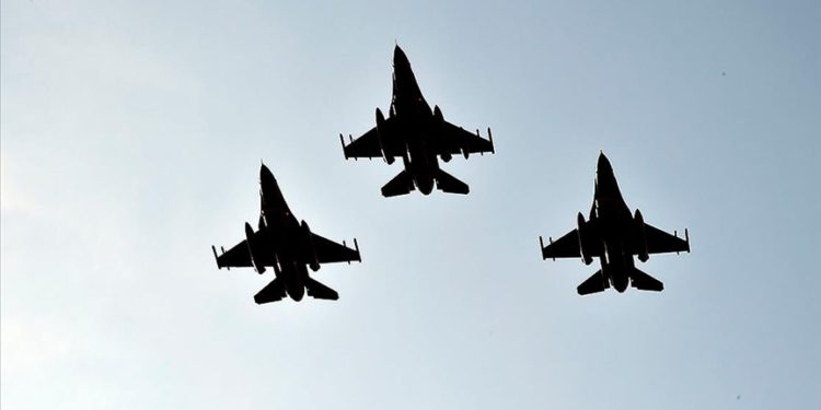 F-16’lar ‘Pençe’ operasyonuyla terör hedeflerini vurdu