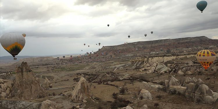 Kapadokya’da balon turuna rüzgâr engeli