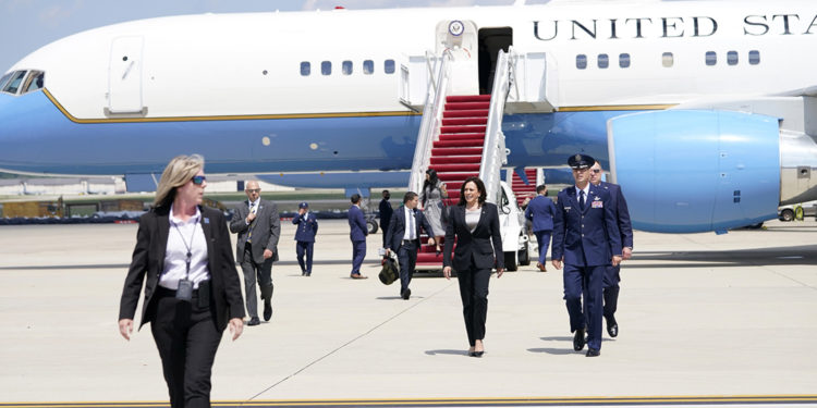 ABD Başkan Yardımcısı Harris’in uçağı zorunlu iniş yaptı