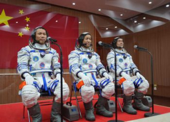 Çin, yeni uzay istasyonuna ilk astronot ekibini gönderdi