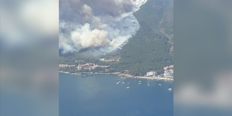 Marmaris’teki yangına 11 helikopter ile müdahele ediliyor