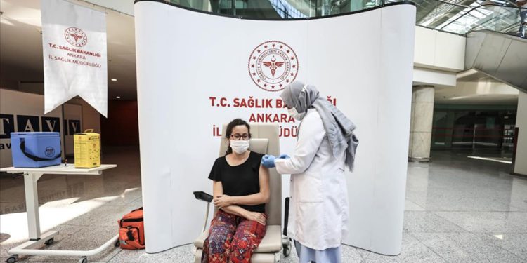 Esenboğa Havalimanı’nda Kovid-19 aşısı yapılmaya başlandı