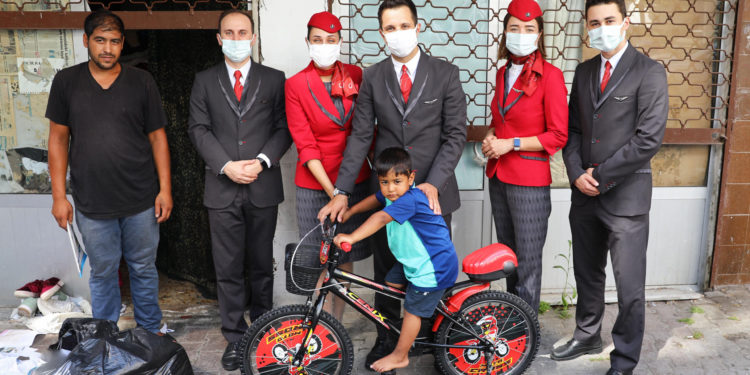 THY’nin iyilik meleklerinden 100 çocuğa bisiklet