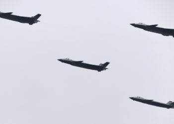 Çinli beşinci nesil avcı uçağı J-20’den şov