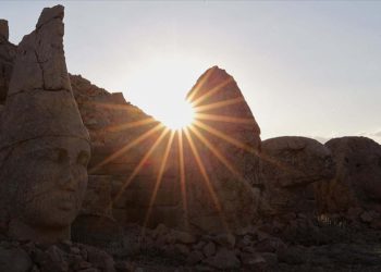 Dünya mirası Nemrut’u her gün bin kişi geziyor