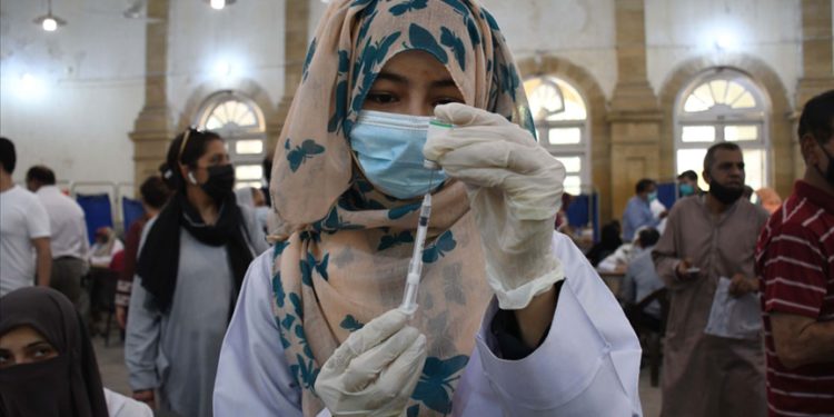 Pakistan uçakla seyahat için aşı şartı getirdi