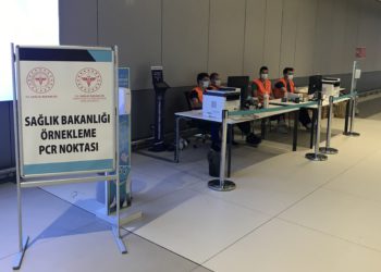 Yurt dışından gelen yüzde 10 yolcuya PCR testi yapılıyor