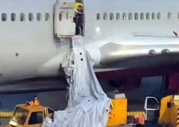 Antalya seferinde yolcu acil çıkış kapısını açtı