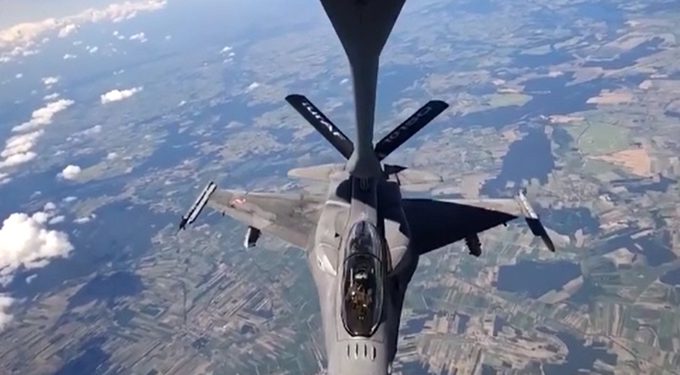 Türk tanker uçağından Polonya F-16’larına havada yakıt ikmali