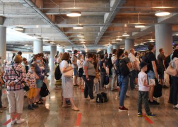 Antalya bir haftada yaklaşık 175 bin Rus turisti ağırladı