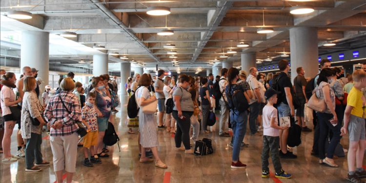 Antalya bir haftada yaklaşık 175 bin Rus turisti ağırladı