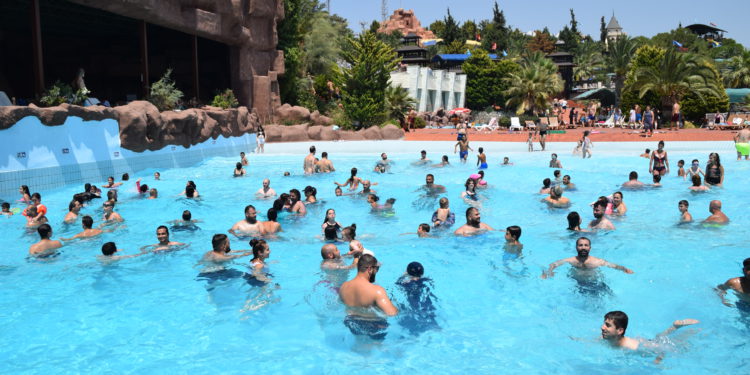 Yerli turist ilk 3 ayda 6 milyar lira harcadı