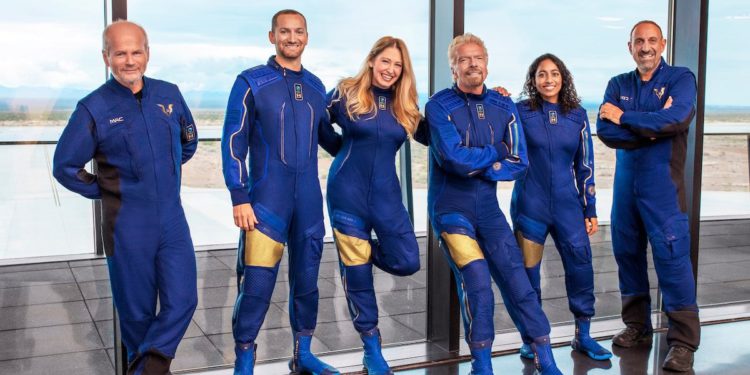 Richard Branson, tarihi uzay seyahatini bugün yapacak