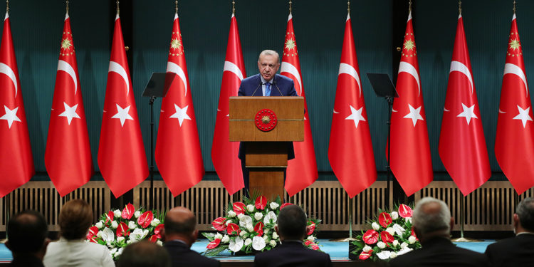 Uçak ve şehirler arası otobüs yolculuğuna zorunlu PCR şartı