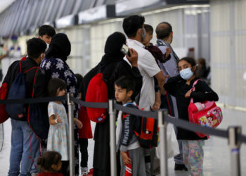 Kabil’den tahliye edilen Afganlar Dulles Havalimanı’na getiriliyor