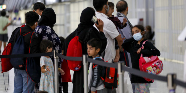 Kabil’den tahliye edilen Afganlar Dulles Havalimanı’na getiriliyor