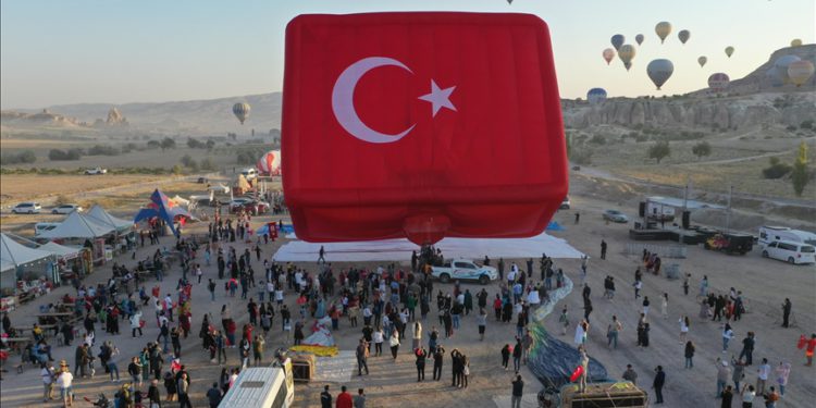 Nevşehir’de ay yıldız desenli yerli üretim balon tanıtıldı