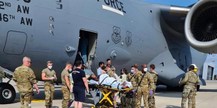 Afgan kadın ABD uçağında doğum yaptı