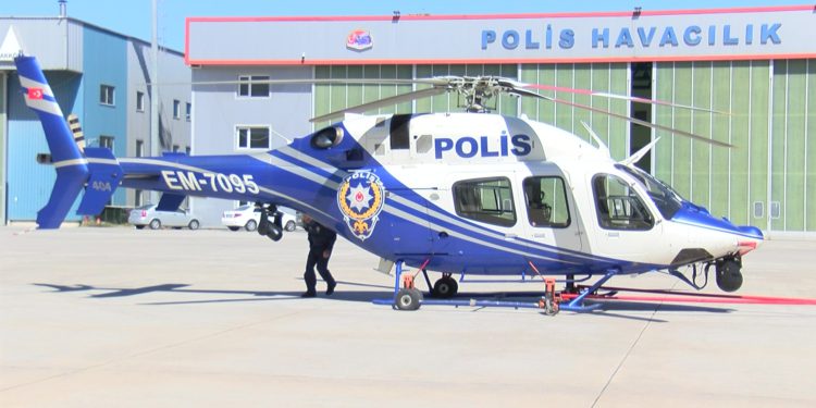Parmağı kopan bebeği polis helikopteri yetiştirdi
