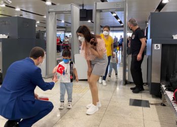 Sabiha Gökçen’de yolculara Zafer Bayramı dolayısıyla Türk bayrağı dağıtıldı