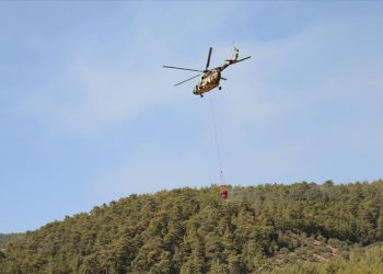 10 jandarma helikopteri daha yangın söndürmeye başladı