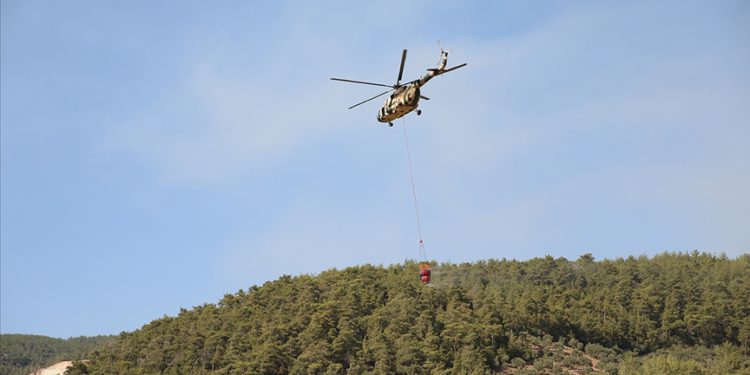 10 jandarma helikopteri daha yangın söndürmeye başladı