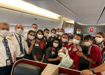 THY’nin tahliye uçuşunda Afgan kadın doğum yaptı