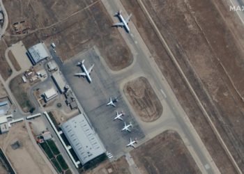 ABD’li Kongre üyesi: Taliban ABD’lileri havalimanında esir tutuyor