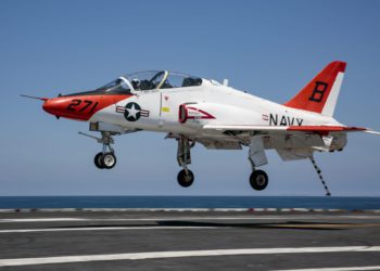 ABD’de askeri eğitim uçağı evlerin üzerine düştü