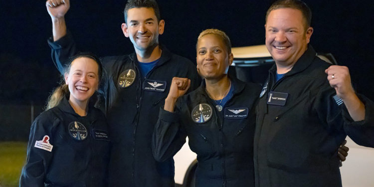 SpaceX ile uzaya çıkan turistler döndü