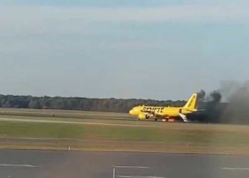 Spirit Airlines uçağı kalkışa hazırlanırken motoru alev aldı