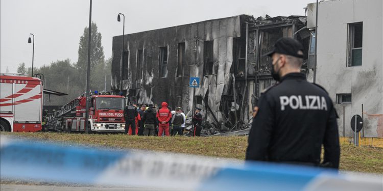 İtalya’da düşen küçük uçakta 8 kişi öldü