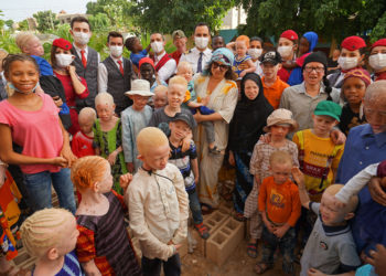 THY ekibi Afrika’da güneş kremi ile hayat kurtarıyor