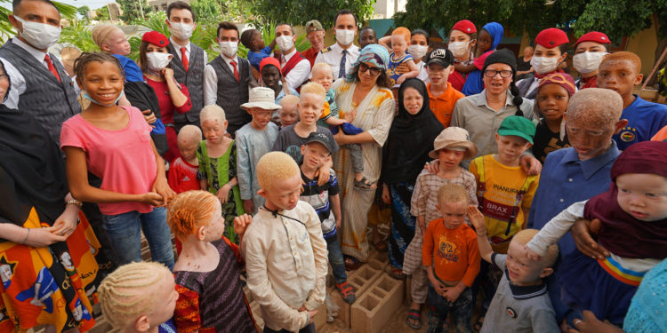 THY ekibi Afrika’da güneş kremi ile hayat kurtarıyor