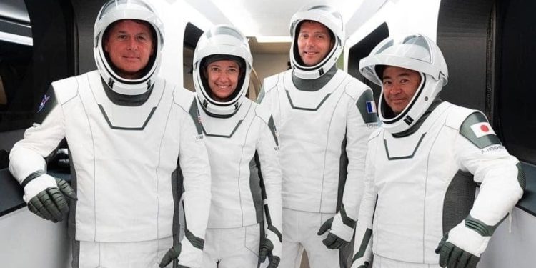 Uzay yolcuları 200 günün ardından dünyaya döndü