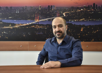 Uçakta kalp krizi geçiren yolcuya müdahale eden doktor yaşananları anlattı