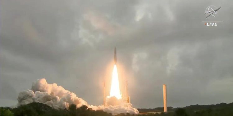 NASA, dünyanın en büyük uzay teleskobunu uzaya fırlattı