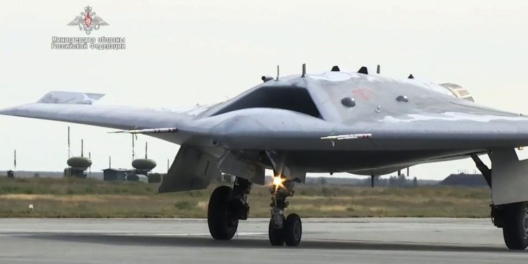 Rusya’nın ürettiği S-70 Okhotnik İHA 2024’te hizmete girecek