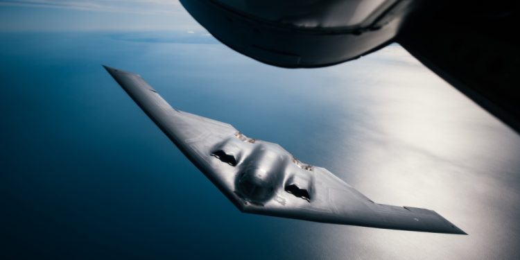 Acil iniş yapan B-2 pistten çıktı