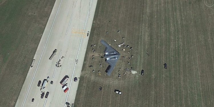 Acil iniş yapan B-2 pistten çıktı