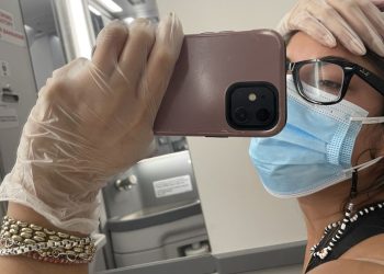 Kovid-19 testi pozitif çıktı, uçak tuvaletinde 5 saat izole oldu