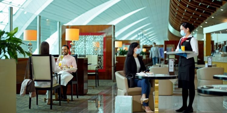 Emirates 20 havalimanında loungeları tekrar açıyor