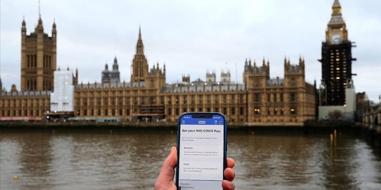 İngiltere parlamentosu aşı pasaportunu onayladı