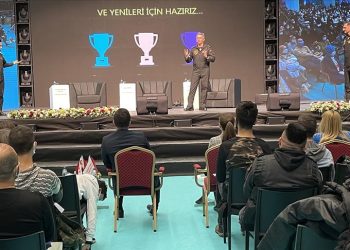 SOLOTÜRK ekibi gençlerle buluştu