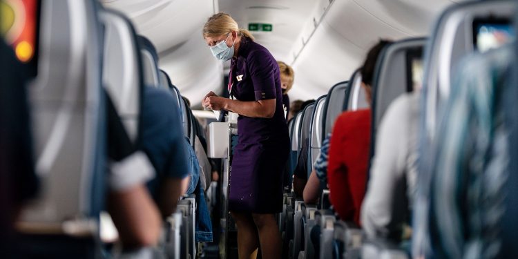 Uçağa alınmayan yolcu polise saldırdı