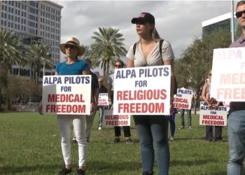Aşı olmayı reddeden uçuş görevlileri miting düzenledi