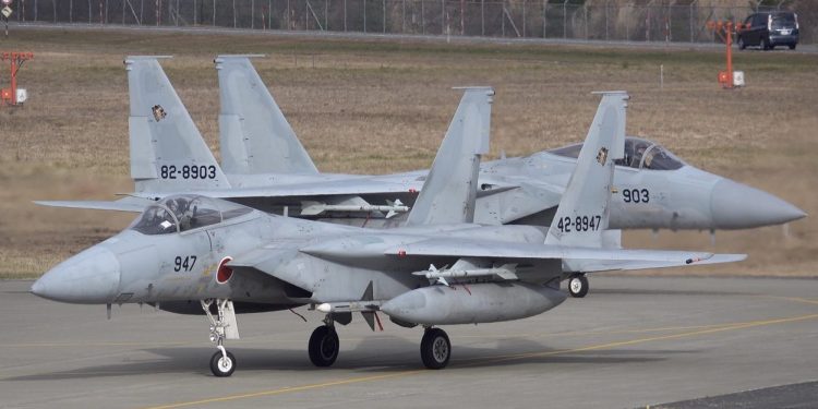 Japon F-15 savaş uçağı radardan kayboldu