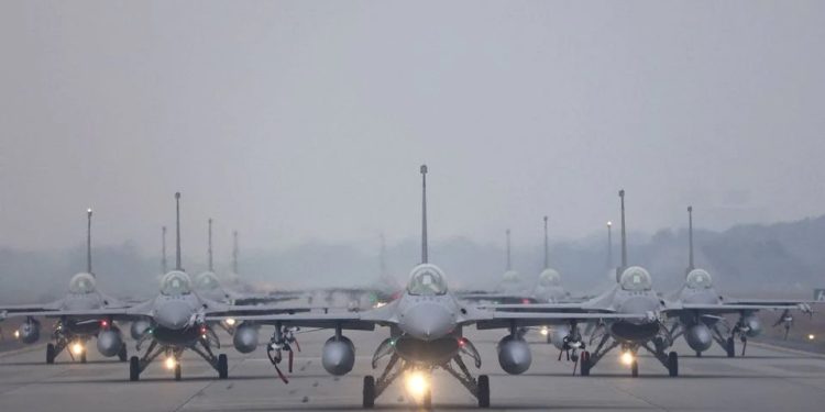 Tayvan F-16 uçuşlarına devam edecek