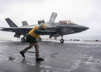 ABD’nin F-35’i uçak gemisine inerken düştü