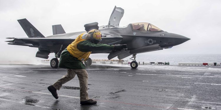 ABD’nin F-35’i uçak gemisine inerken düştü